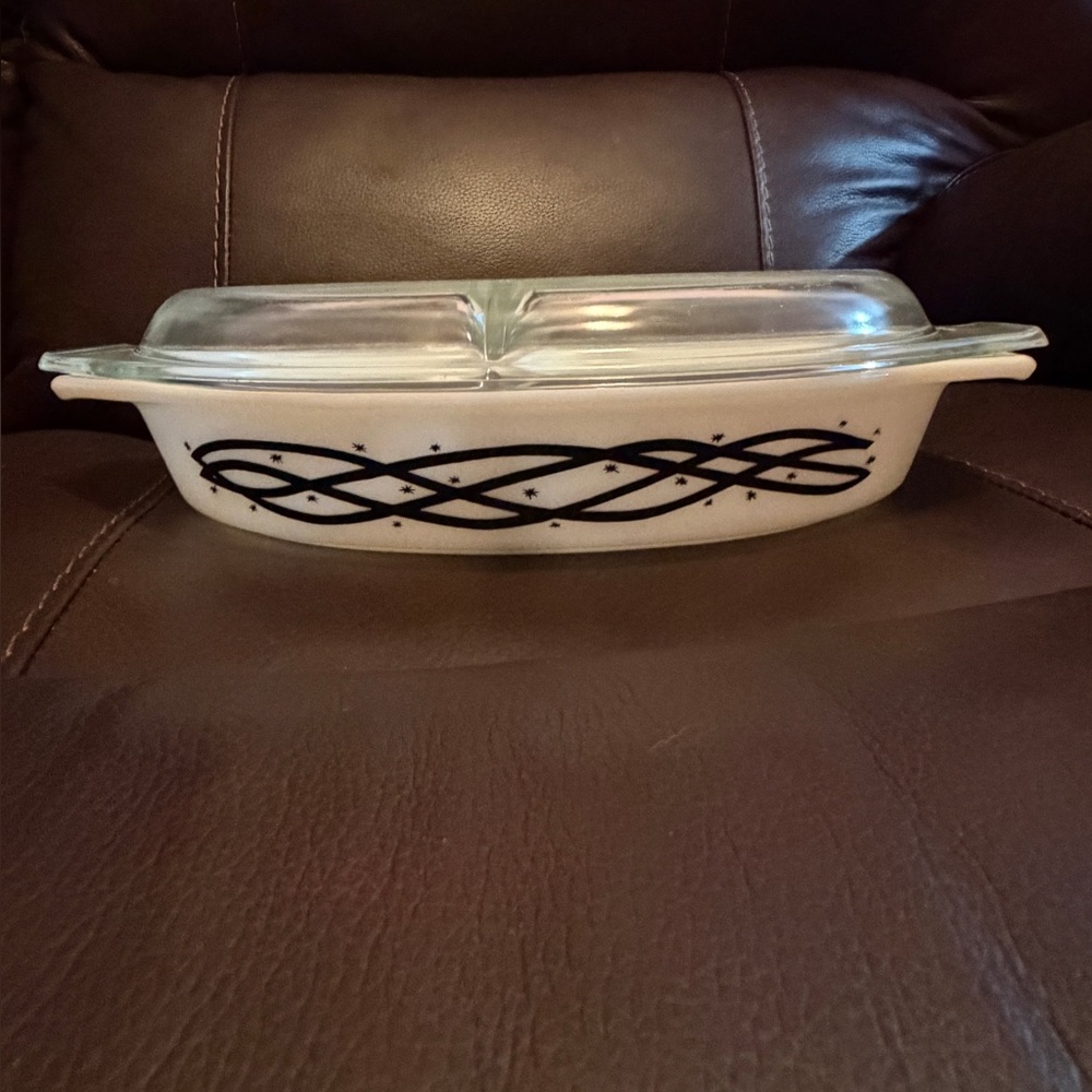 Vintage Divided oval Pyrex dish with cover in Barbed Wire